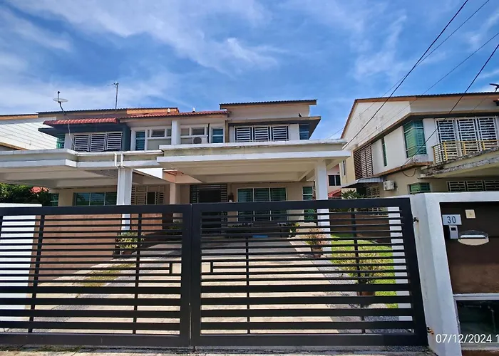 Homestay Qasrina Semi D 4 Bilik