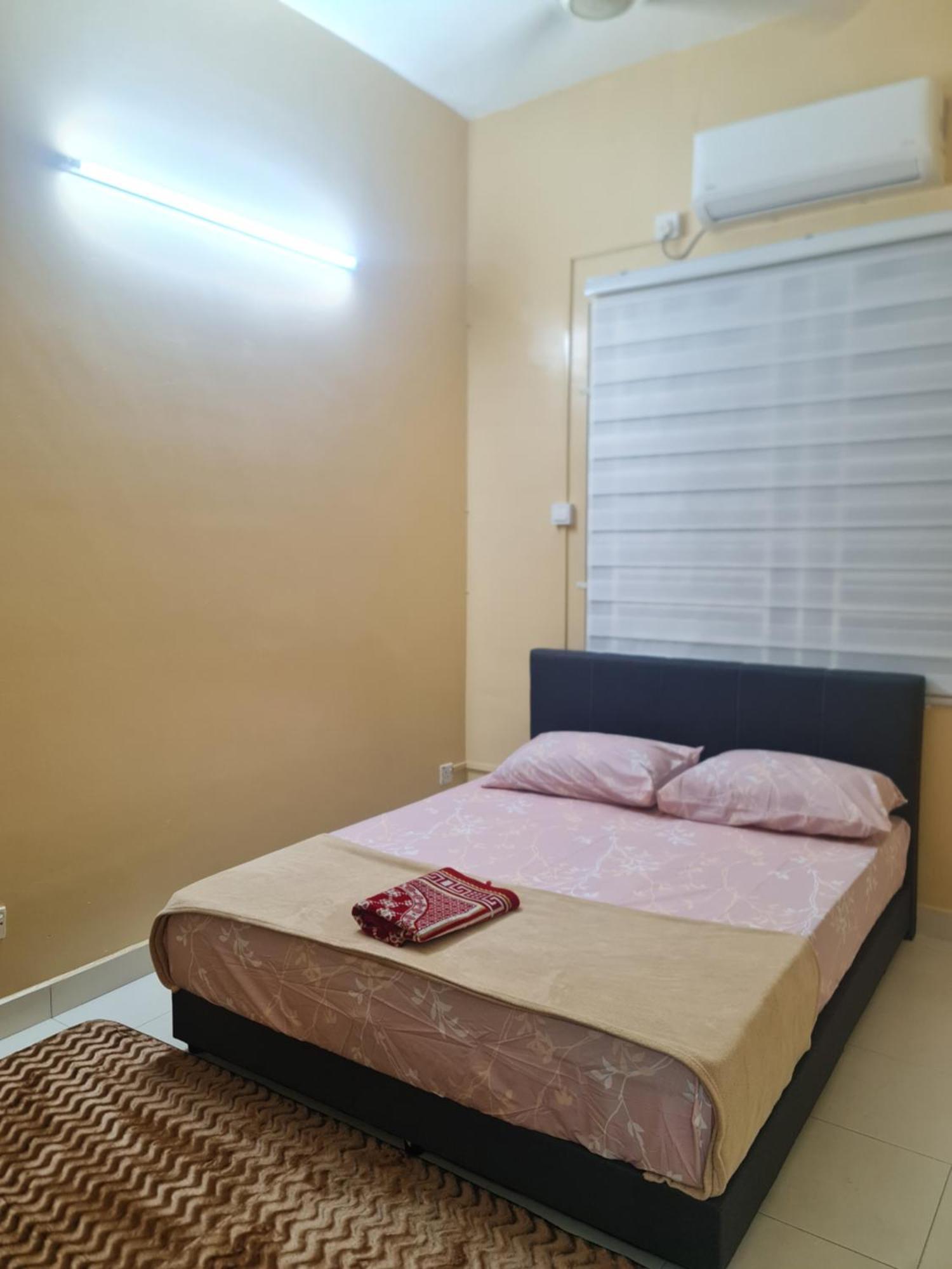 Qasrina Semi D 4 Bilik Holiday home *